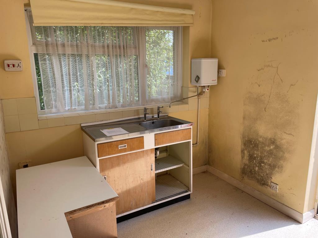 Lot: 97 - BUNGALOW IN NEED OF MODERNISATION - kitchen needing modernising